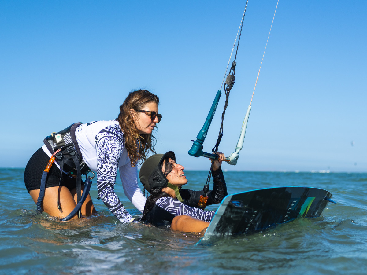 kitesurfing instructor teaching kitesurfing student